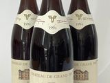trois bouteilles de vin sont alignées sur une surface blanche