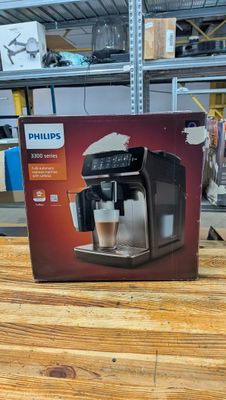 La boîte d'une machine à café est posée sur une table en bois.
