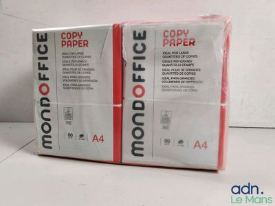 deux boîtes de papier rouge et blanc empilées l'une sur l'autre