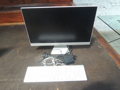 une image d'un écran d'ordinateur et d'un clavier sur un bureau