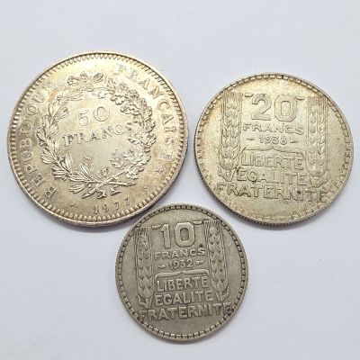 trois types de pièces différents sur une surface blanche