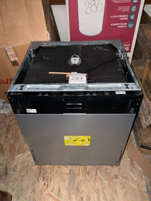 une boîte posée par terre à côté d'une autre boîte sur laquelle est posé un thermomètre