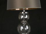 l'image d'une lampe posée sur une table