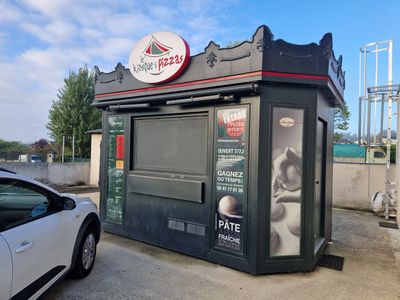 une voiture garée devant un petit magasin