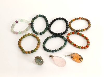 un ensemble de bracelets ornés de pierres de différentes couleurs