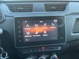 une photo du tableau de bord d'une voiture avec un écran numérique