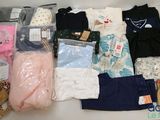 beaucoup de vêtements de bébé posés sur la table