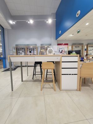 un comptoir blanc avec deux tabourets au milieu