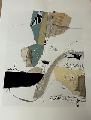 une photo d'une œuvre d'art posée sur une table