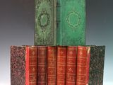 six vieux livres empilés les uns sur les autres sur une table