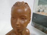 une statue de femme assise sur une table