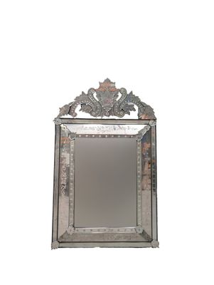 Miroir vénitien en bois et  verre gravé de rinceaux fleuris. Fronton à