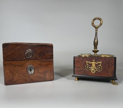 paire de boîtes anciennes en bois avec des poignées en laiton