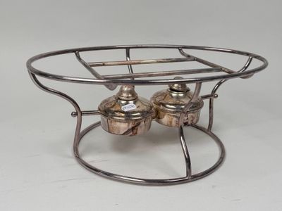 salière et poivrière plaquées argent sur un socle