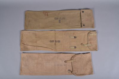 trois paires de gants en cuir, encore étiquetées, posées sur une table