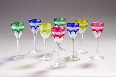 six verres à vin alignés sur une table