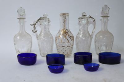 beaucoup de bouteilles et de verres en verre posés sur une table