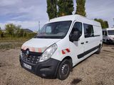 une camionnette blanche garée dans un parking
