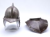 deux casques posés l'un à côté de l'autre sur une surface blanche
