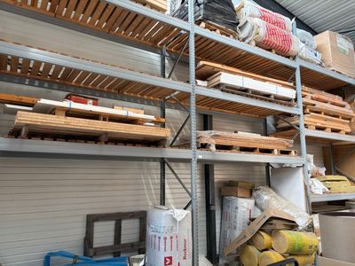une pièce où les étagères sont remplies de palettes et de cartons