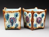 deux vases posés côte à côte sur une table