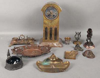 un grand nombre d'objets différents posés sur une table