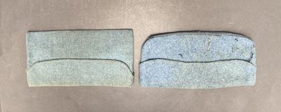 deux morceaux de tissu posés sur une table