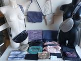 un mannequin sur lequel sont accrochés de nombreux vêtements