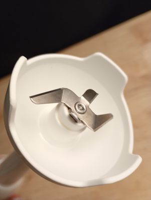 une assiette blanche sur laquelle est posé un objet en métal