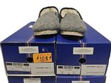 plusieurs boîtes de chaussures sont empilées les unes sur les autres