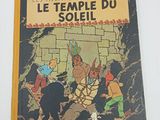 une image représentant un livre sur lequel figure l'illustration d'un homme et d'un chien