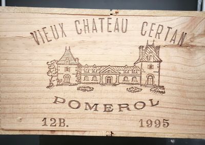 un panneau en bois sur lequel figure l'image d'un bâtiment