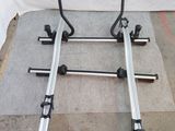 une paire de porte-vélos posés au sol près d'un mur