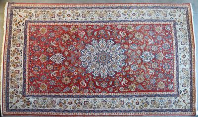 Tapis ISPAHAN IRAN Laine et soie, décor polychrome 330 x 208…