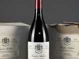deux bouteilles de vin posées l'une à côté de l'autre sur une table