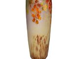 un vase posé sur une surface blanche