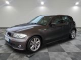 la photo d'une voiture marron garée dans un garage