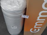 un récipient en plastique posé à côté d'une boîte en carton