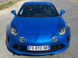 une voiture de sport bleue garée sur le bord de la route