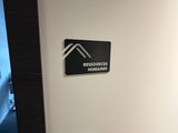 une porte de salle de bains avec une pancarte accrochée au mur