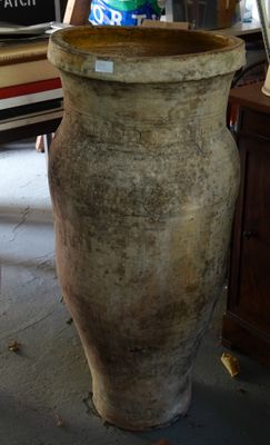 un grand vase posé sur une table