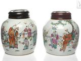 paire de vases chinois ornés de figures peintes sur fond blanc