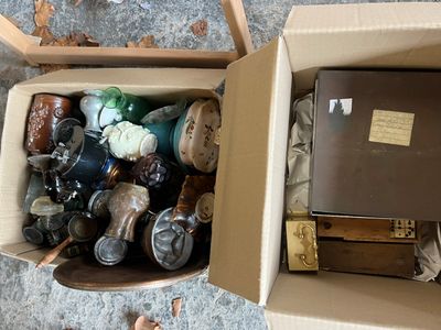 une boîte remplie d'objets posés sur le sol
