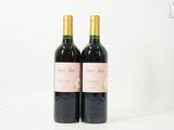 deux bouteilles de vin posées l'une à côté de l'autre sur une table