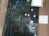une boîte de composants électroniques posée sur une table