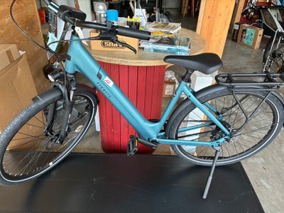 un vélo bleu garé dans un garage