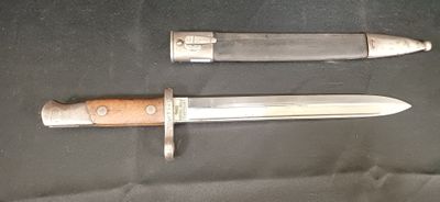 deux couteaux posés l'un à côté de l'autre sur une table