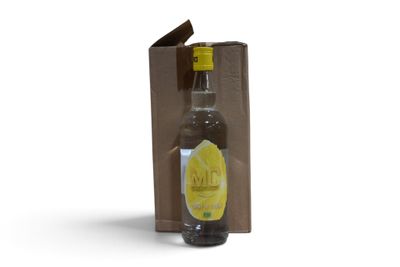 une bouteille d'huile d'olive dans une boîte en carton sur fond blanc