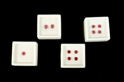 RUBIS. Lot de 11 rubis en taille rectangle et coussin totali…