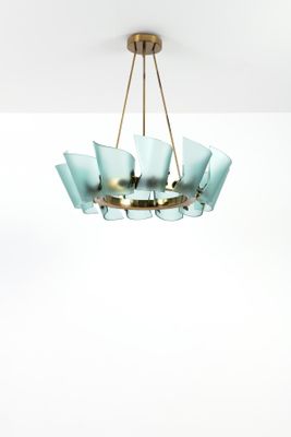 un lustre en verre suspendu au plafond